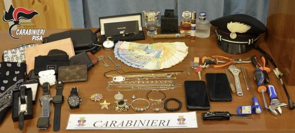 fermati con 2400 euro e gioielli rubati tre arresti a pisa per ricettazione