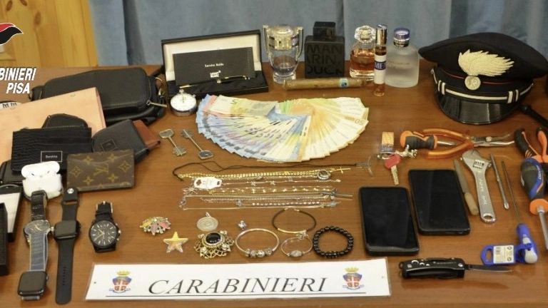 Gli oggetti di valore recuperati dai carabinieri