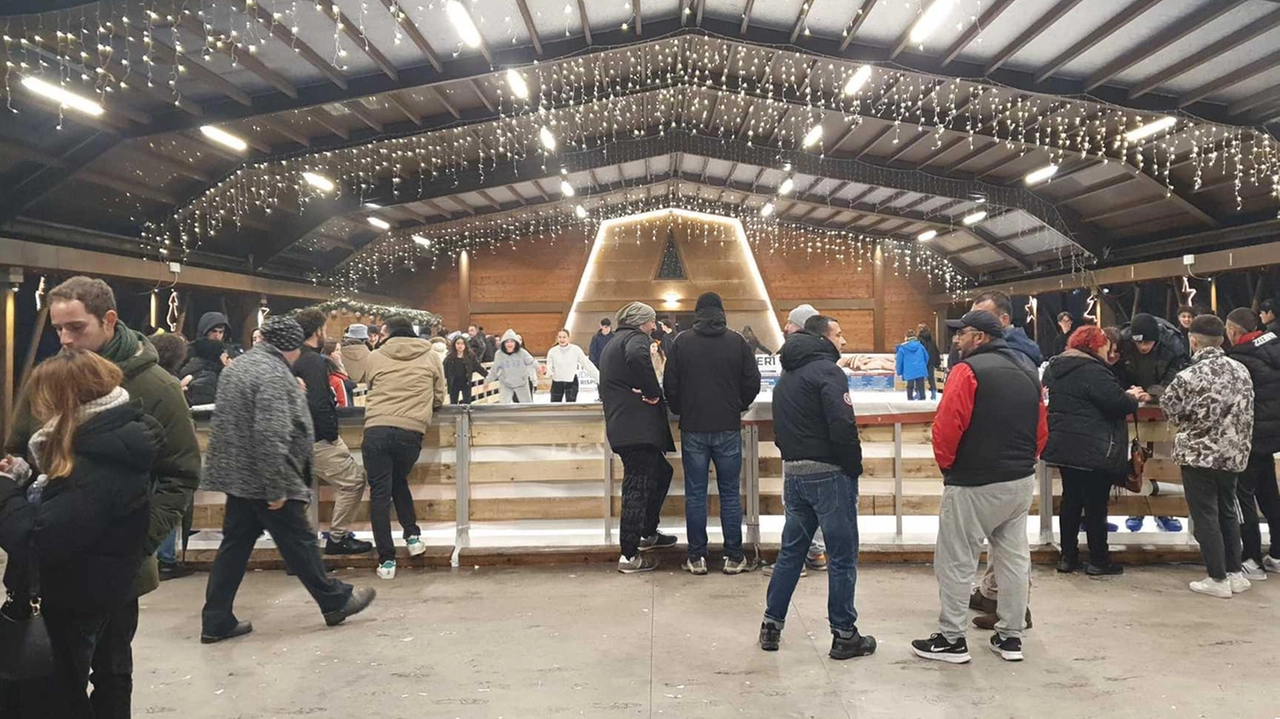 Ad Arcidosso torna la pista sul ghiaccio, ma è solo una delle proposte organizzate dall’Amministrazione comunale per le festività natalizie Ad Arcidosso torna la pista sul ghiaccio, ma è solo una delle proposte organizzate dall’Amministrazione comunale per le festività natalizie