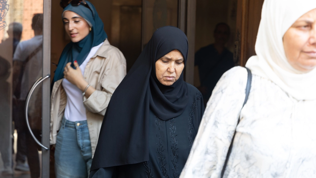 La madre di Marah esce dal palazzo del governo di Pisa dopo l'incontro con il prefetto