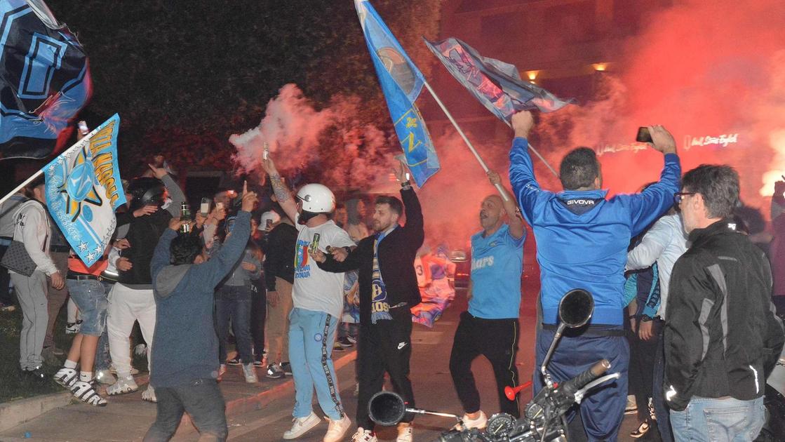 È interista ma fa festa per il Napoli. Il telegramma del parroco a Conte. E il centro si trasforma in Fuorigrotta È interista ma fa festa per il Napoli. Il telegramma del parroco a Conte. E il centro si trasforma in Fuorigrotta