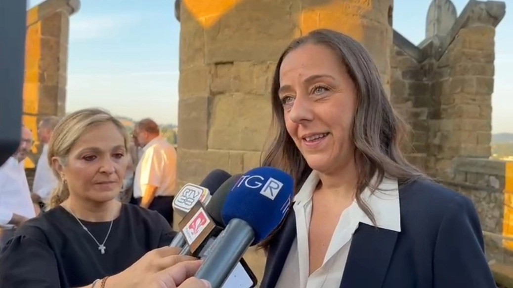 La sindaca di Firenze Sara Funaro sulla Torre di Arnolfo suona la Martinella La sindaca di Firenze Sara Funaro sulla Torre di Arnolfo suona la Martinella