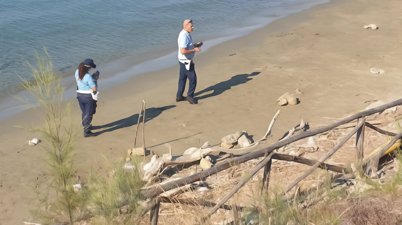 A Punta Ala, intervento di Polizia municipale e carabinieri per un presunto ordigno recuperato in mare. Area sgomberata e interdetta in attesa degli artificieri.