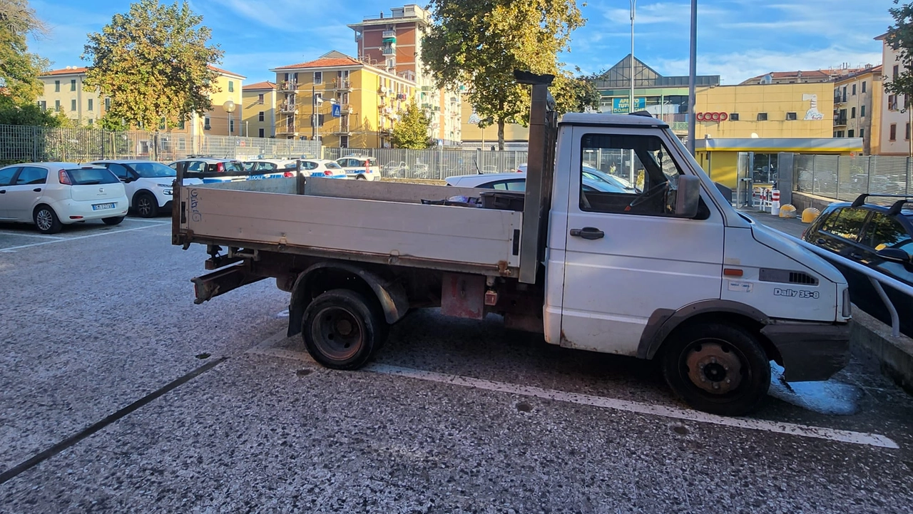 L'autocarro sequestrato L'autocarro sequestrato