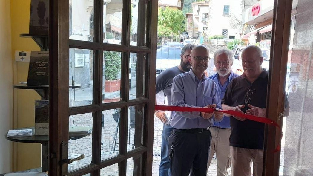 Luca Marmo, sindaco di San Marcello Piteglio e presidente della Provincia di Pistoia al taglio del nastro della mostra nei locali della ex Tartaruga Luca Marmo, sindaco di San Marcello Piteglio e presidente della Provincia di Pistoia al taglio del nastro della mostra nei locali della ex Tartaruga