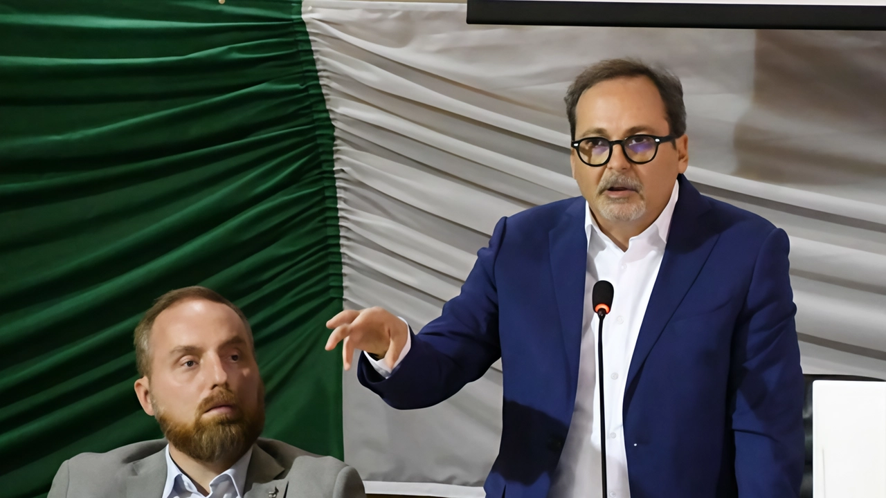 Il sindaco Francesco Persiani con il vice sindaco Andrea Cella. La maggioranza difende l’operato. e le scelte della giunta Il sindaco Francesco Persiani con il vice sindaco Andrea Cella. La maggioranza difende l’operato. e le scelte della giunta