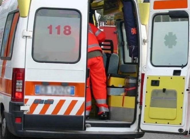https://www.lanazione.it/image-service/view/acePublic/alias/contentid/MmMyYTQ5YTAtOTgzMS00/0/con-lo-scooter-contro-unauto-grave-un-marittimo-si-ribalta-con-il-caterpillar-mentre-lavora-ferito.jpeg