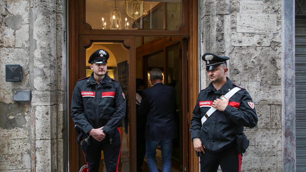 La rapina con le pistole alla gioielleria Biagini in centro (Foto Crocchioni) La rapina con le pistole alla gioielleria Biagini in centro (Foto Crocchioni)