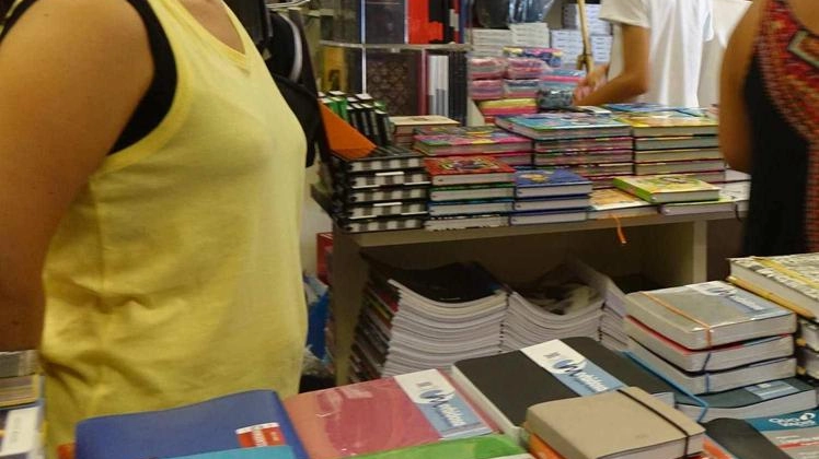 Brunello Volpe da 50 anni titolare della storica cartoleria Centrale "La digitalizzazione sta cambiando il mondo e certi prodotti che prima erano quasi insostituibili ora sono passati di moda". Brunello Volpe da 50 anni titolare della storica cartoleria Centrale "La digitalizzazione sta cambiando il mondo e certi prodotti che prima erano quasi insostituibili ora sono passati di moda".