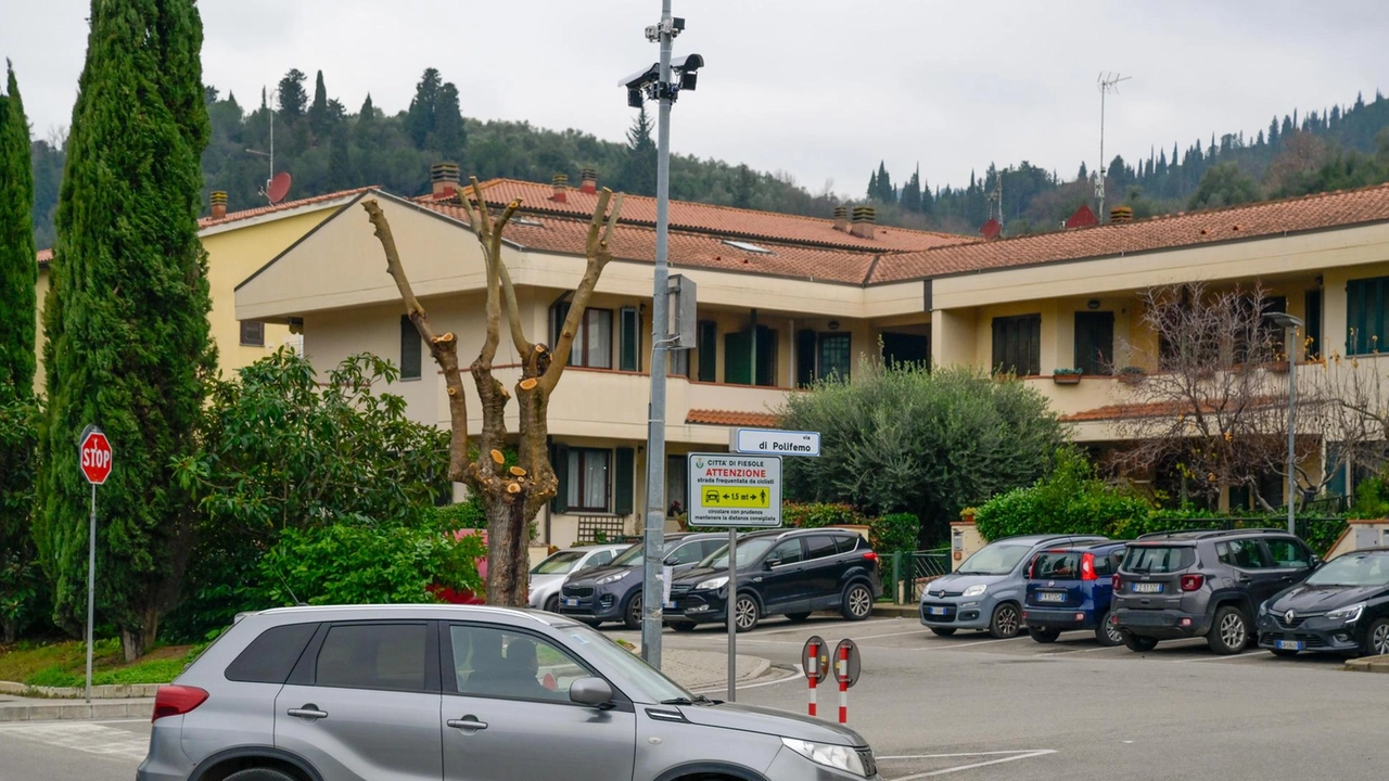 Il nuovo autovelox a Compiobbi in via aretina allincrocio con via Polifemo Il nuovo autovelox a Compiobbi in via aretina allincrocio con via Polifemo