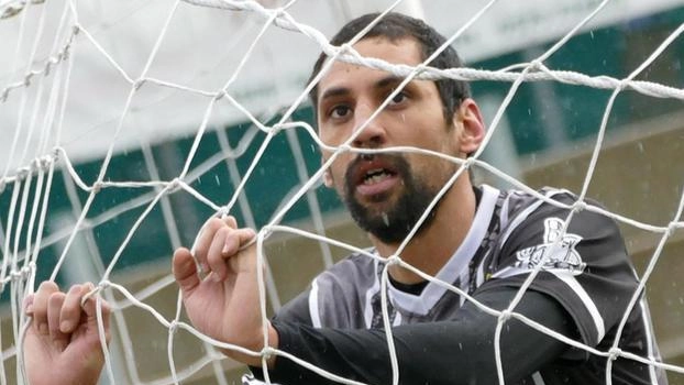 Adnane Essoussi, 40 anni. L’esperto attaccante ha deciso il derby fra Montagnano e Alberoro. In basso, l’allenatore Chini della Sansovino Adnane Essoussi, 40 anni. L’esperto attaccante ha deciso il derby fra Montagnano e Alberoro. In basso, l’allenatore Chini della Sansovino
