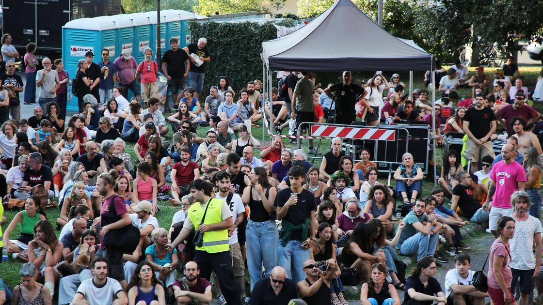 https://www.lanazione.it/image-service/view/acePublic/alias/contentid/MmMzYWQ1MWItNzI4OS00/0/ex-gkn-musica-e-tendata-in-piazza-quattro-anni-una-vergogna-il-collettivo-ora-il-consorzio.jpeg?f=16:9&w=1200&h=630