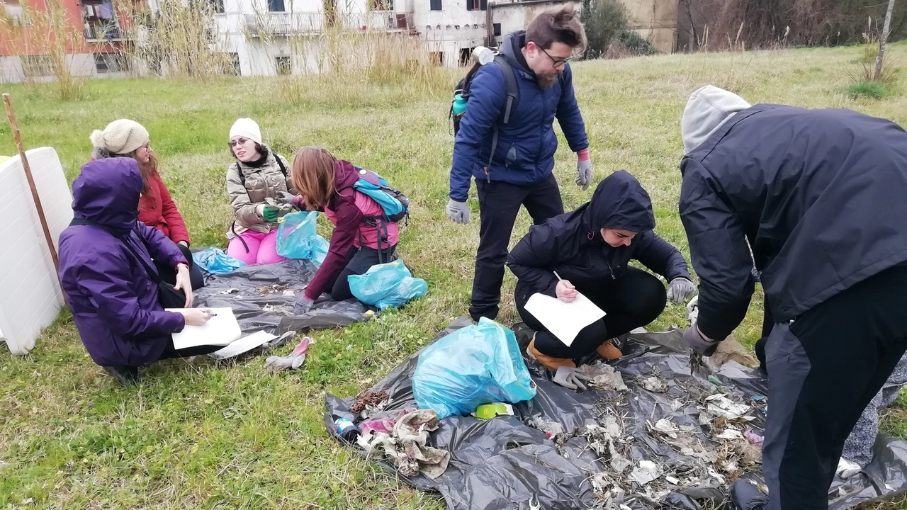 La raccolta dei rifiuti per monitorare le plastiche che potrebbero arrivare al mare