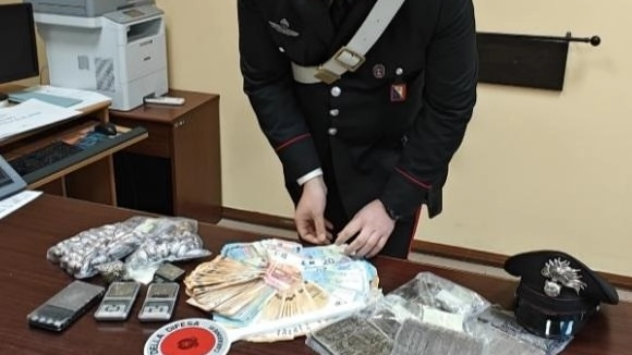 L’uomo, un 58enne livornese, era stato fermato dai carabinieri a Bagni di Lucca. Alloggiava in un “B&B“ dove teneva 2,8 chili di hashish e oltre 15mila euro.