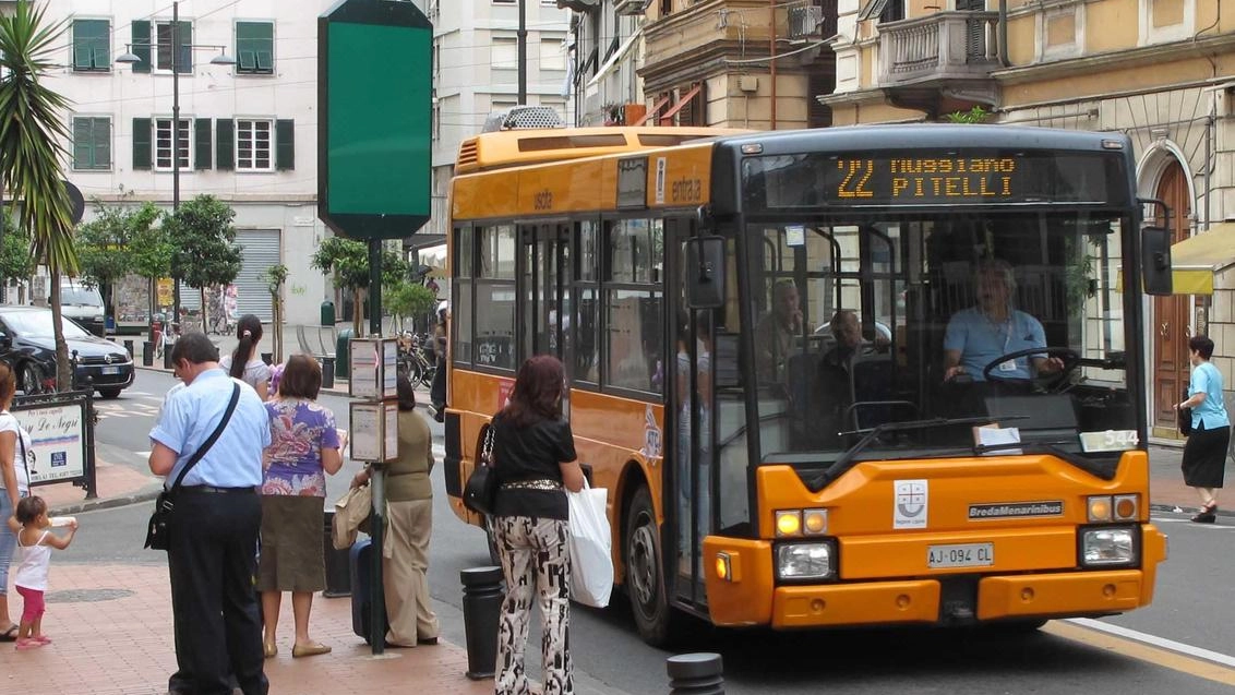 Un autobus di Atc impegnato in una corsa della linea urbana che unisce il centro con il levante cittadino (. foto d’archivio Un autobus di Atc impegnato in una corsa della linea urbana che unisce il centro con il levante cittadino (. foto d’archivio
