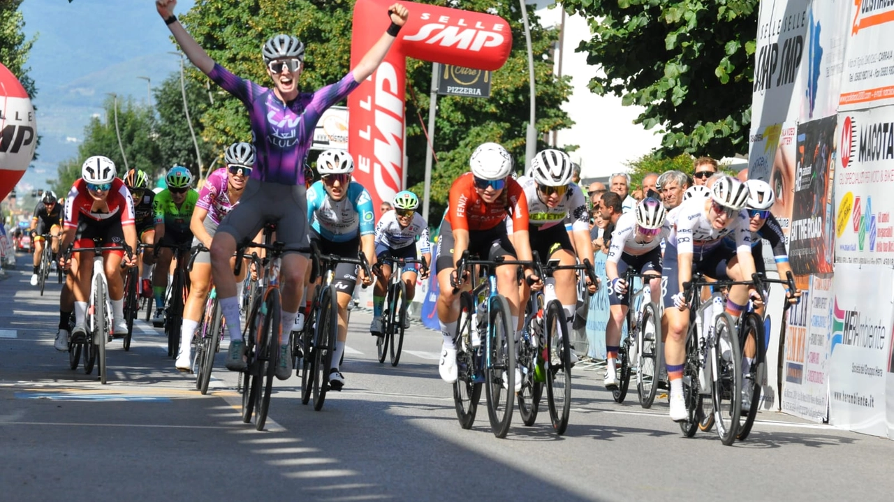 L'arrivo di Quarrata: l'esultanza della Jeffer in volata L'arrivo di Quarrata: l'esultanza della Jeffer in volata