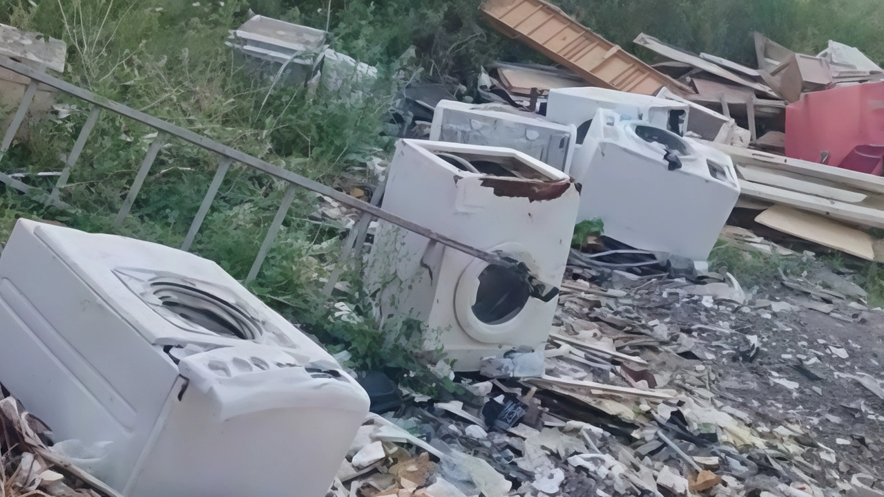 Da giorni una parte di via della Chimera è una discarica a cielo aperto. In strada si trovano elettrodomestici, mobili e sporcizia di ogni genere. Da giorni una parte di via della Chimera è una discarica a cielo aperto. In strada si trovano elettrodomestici, mobili e sporcizia di ogni genere.