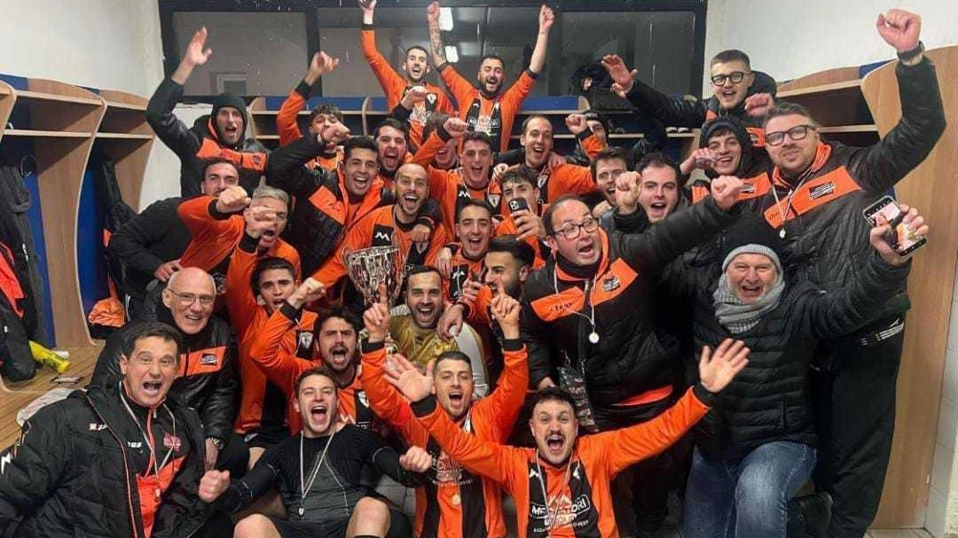 La festa negli spogliatoi della Pca Hitachi con la Coppa Pezzimenti