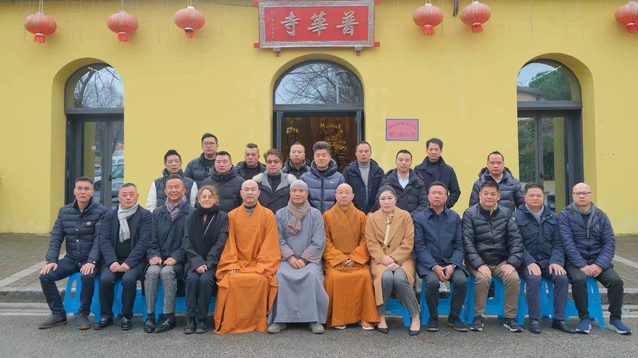 La visita del maestro Da Zhao con altri tredici monaci al tempio buddista di piazza Gualchierina La visita del maestro Da Zhao con altri tredici monaci al tempio buddista di piazza Gualchierina