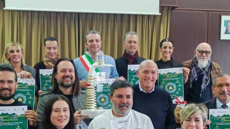 I partecipanti alla conferenza stampa di ieri mattina nella sala consiliare del comune di Santa Croce per la presentazione della trentaduesima edizione della Festa dell’Amaretto di Santa Croce in programma sabato e domenica I partecipanti alla conferenza stampa di ieri mattina nella sala consiliare del comune di Santa Croce per la presentazione della trentaduesima edizione della Festa dell’Amaretto di Santa Croce in programma sabato e domenica