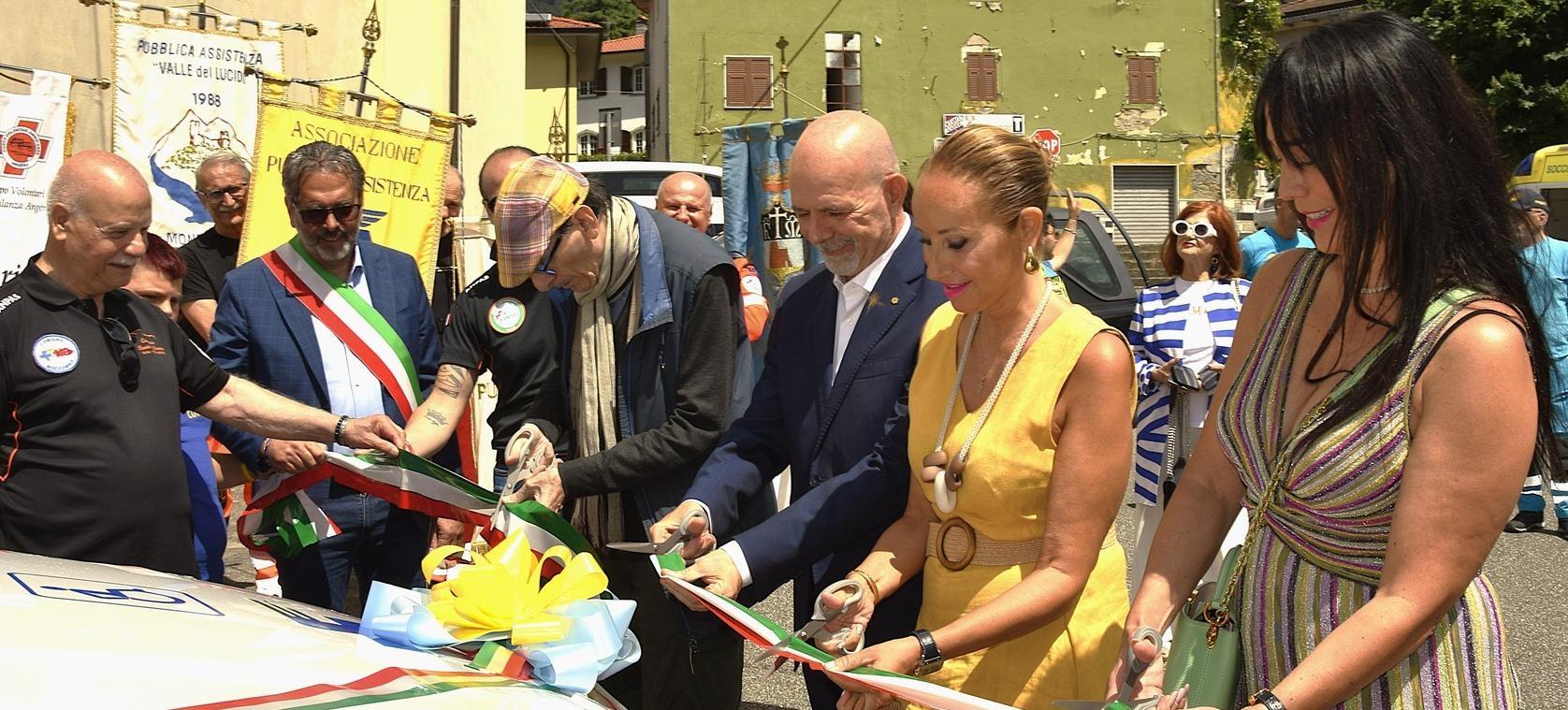 Festa per il nuovo mezzo per disabili inaugurato da Croce Azzurra