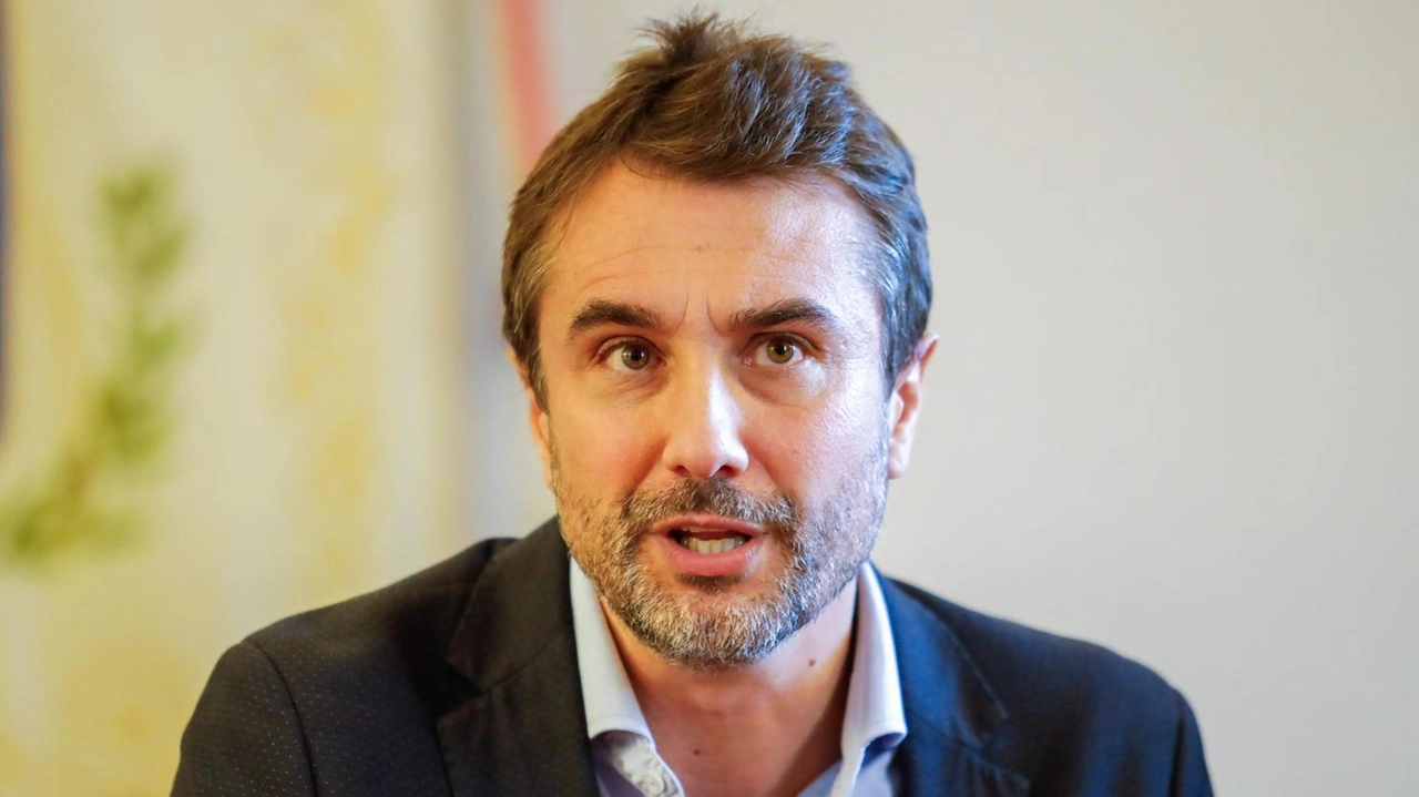 Il sindaco Lorenzo Falchi illustra progetti e tempistiche suile risorse derivanti da bandi regionali, nazionali ed europei Il sindaco Lorenzo Falchi illustra progetti e tempistiche suile risorse derivanti da bandi regionali, nazionali ed europei