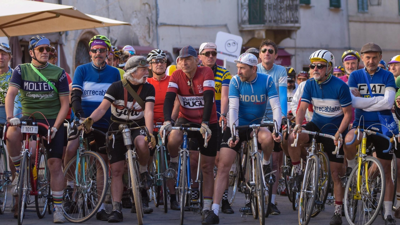 Nelle foto di Aurora Bandinelli da sinistra la partenza dell’Eroica Montalcino; il presidente Franco Rossi con il fondatore Giancarlo Brocci e un momento dell’evento Nelle foto di Aurora Bandinelli da sinistra la partenza dell’Eroica Montalcino; il presidente Franco Rossi con il fondatore Giancarlo Brocci e un momento dell’evento