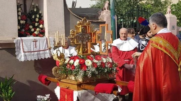 La festa patronale della Santa Croce a Montemurlo il 3 maggio, con celebrazioni religiose e processione. In memoria di Luana D'Orazio, la comunità si riunisce per onorare la tradizione e la fede.