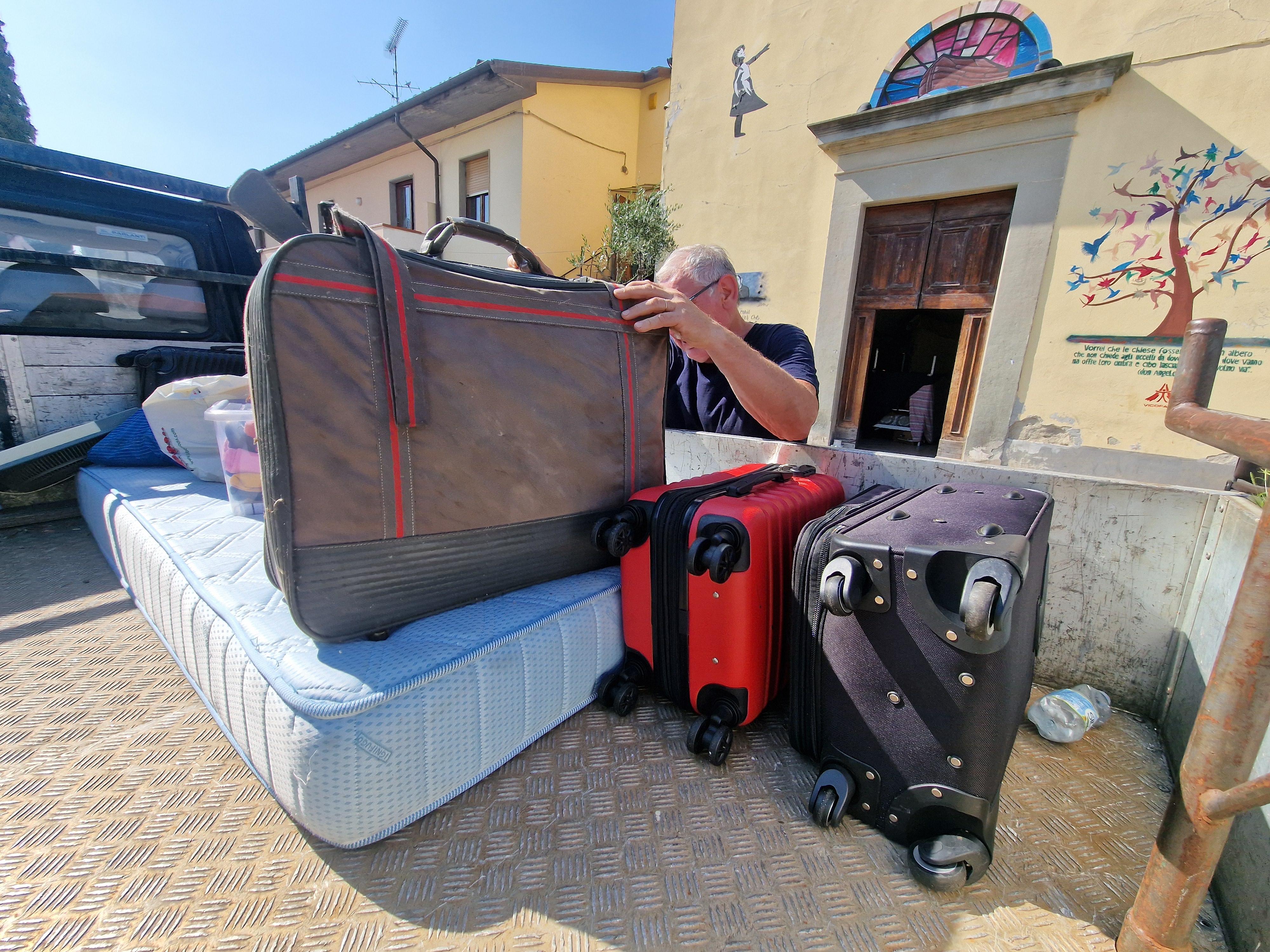 Alloggi più sicuri per i migranti, molti ospiti lasciano Vicofaro Alloggi più sicuri per i migranti, molti ospiti lasciano Vicofaro