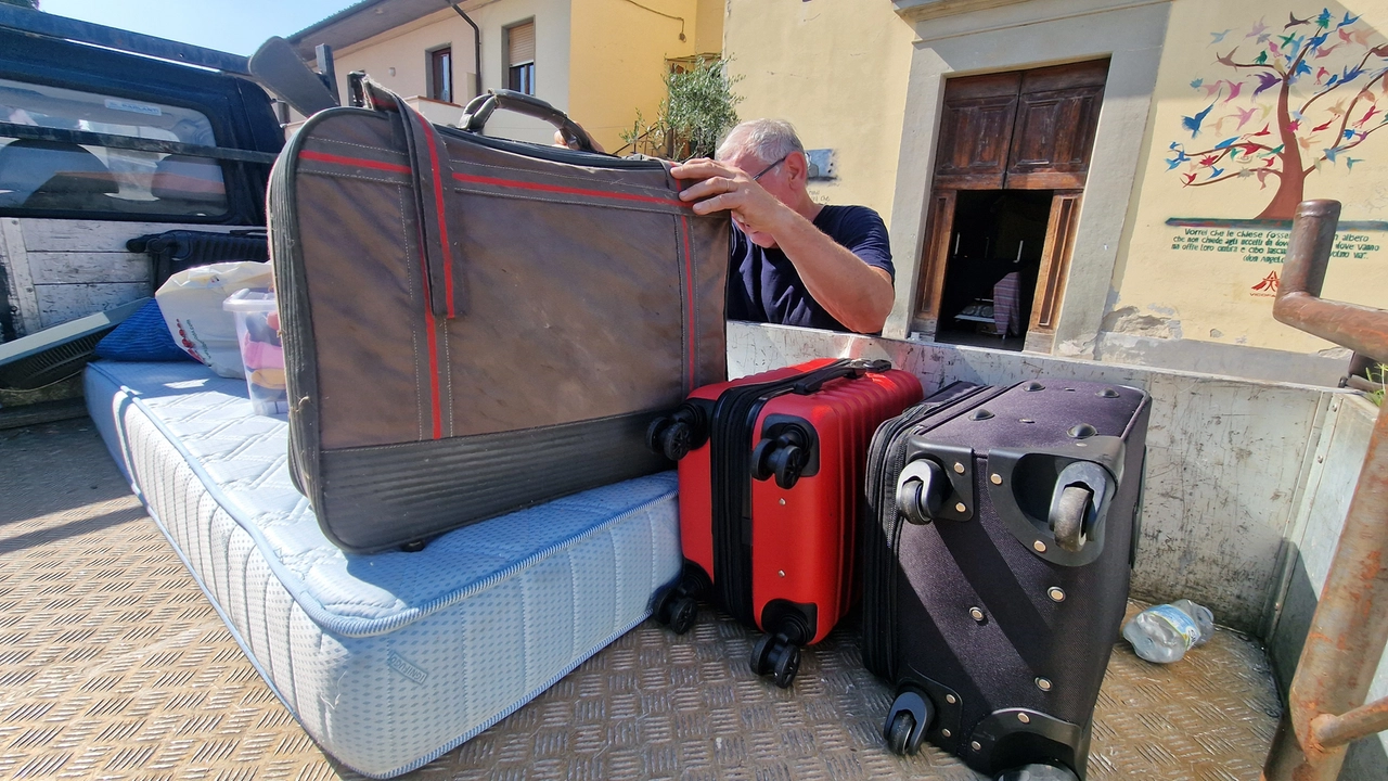Alcuni momenti della giornata di ieri a Vicofaro, dove sono iniziate le operazioni di alleggerimento del centro di accoglienza, con i migranti che hanno accettato le soluzioni alternative messe a loro disposizione dalla Diocesi, con la Caritas (fotoservizio Acerboni / FotoCastellani) Alcuni momenti della giornata di ieri a Vicofaro, dove sono iniziate le operazioni di alleggerimento del centro di accoglienza, con i migranti che hanno accettato le soluzioni alternative messe a loro disposizione dalla Diocesi, con la Caritas (fotoservizio Acerboni / FotoCastellani)