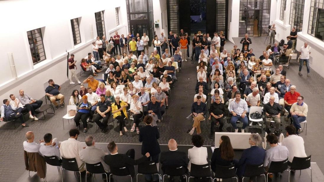 Tante persone hanno partecipato martedì sera al Beste hub di via Bologna all’iniziativa del centrodestra cittadino Tante persone hanno partecipato martedì sera al Beste hub di via Bologna all’iniziativa del centrodestra cittadino