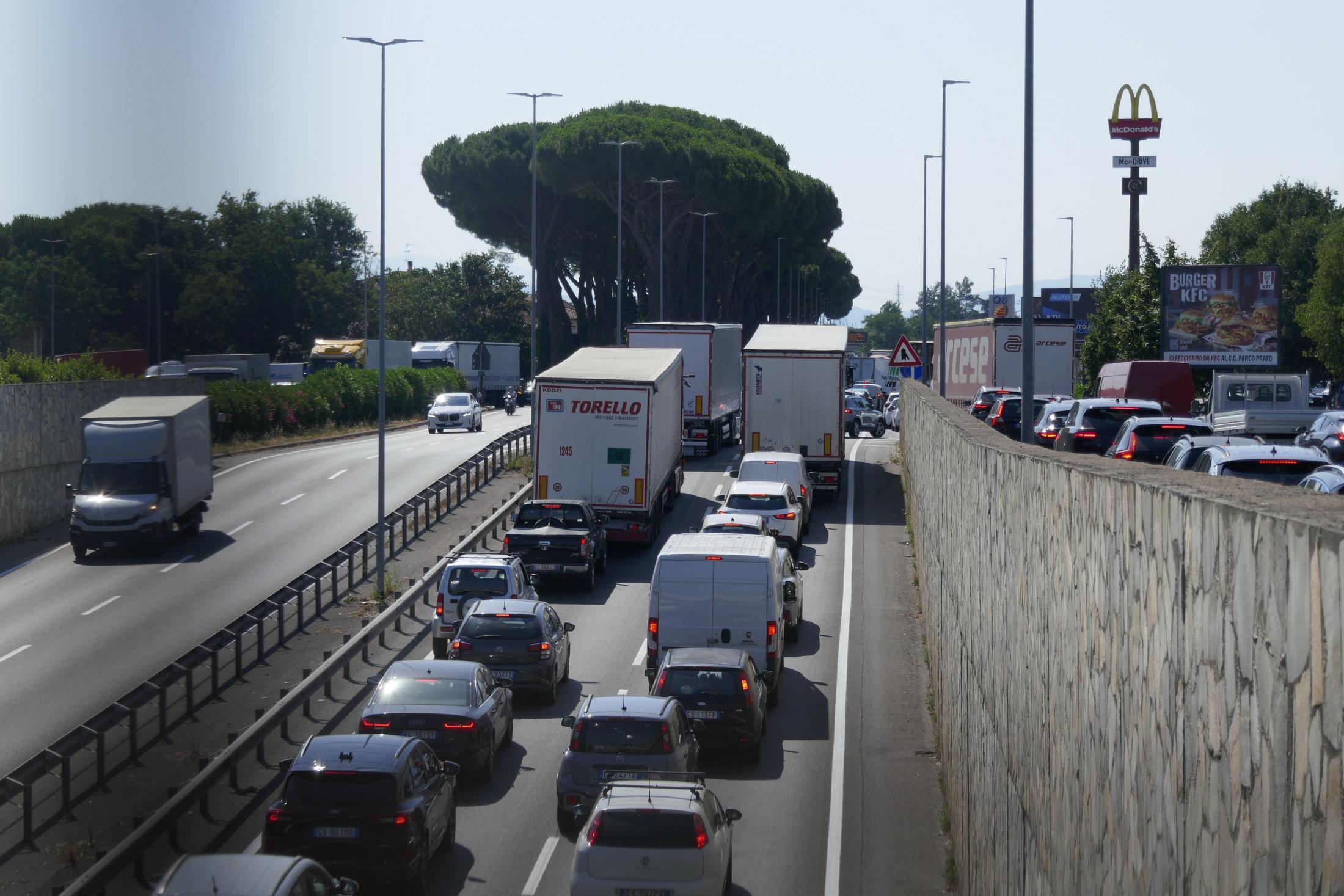 Prato, la mattina da incubo: incidente manda il traffico in tilt, Declassata riaperta