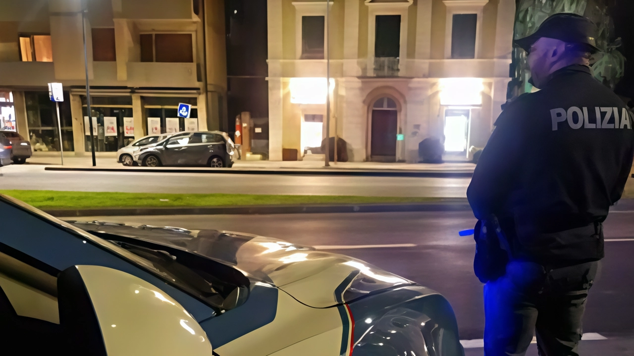 Arrestato un 18enne che, insieme ad altri due ragazzi, ha provocato il caos all’interno di un noto punto vendita di San Concordio: ha patteggiato 2 anni. Arrestato un 18enne che, insieme ad altri due ragazzi, ha provocato il caos all’interno di un noto punto vendita di San Concordio: ha patteggiato 2 anni.