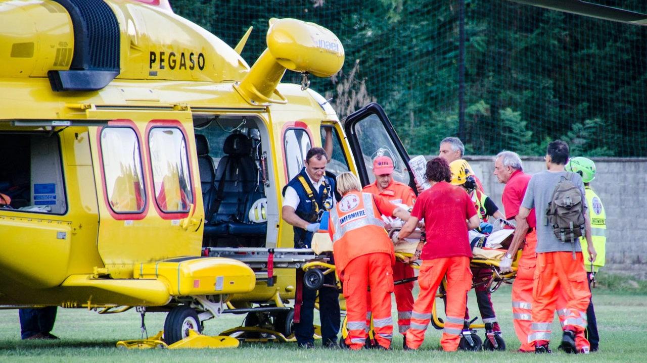 Un elisoccorso. All'alba di domenica 5 agosto una donna è morta in un incidente stradale sull'A1, mentre il marito che viaggiava con lei è gravissimo in ospedale a Siena Un elisoccorso. All'alba di domenica 5 agosto una donna è morta in un incidente stradale sull'A1, mentre il marito che viaggiava con lei è gravissimo in ospedale a Siena