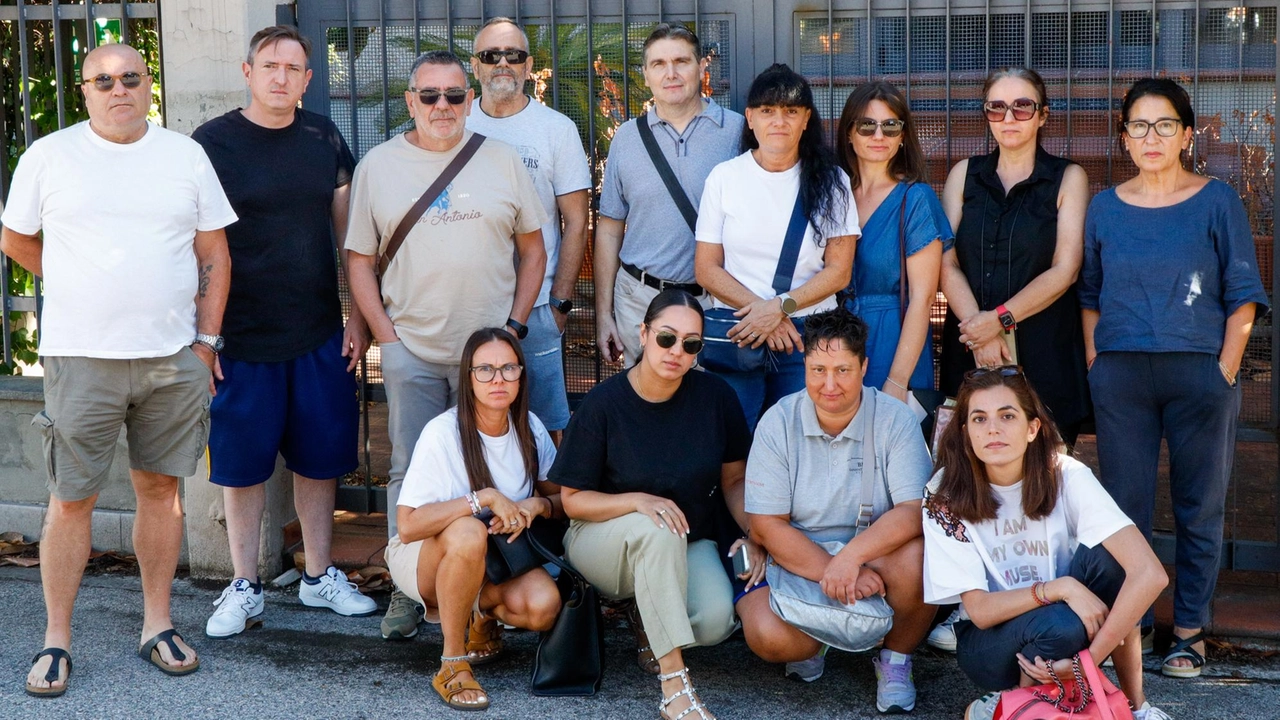 Un gruppo di lavoratori della Bmb davanti alla sede di via di Porto Un gruppo di lavoratori della Bmb davanti alla sede di via di Porto