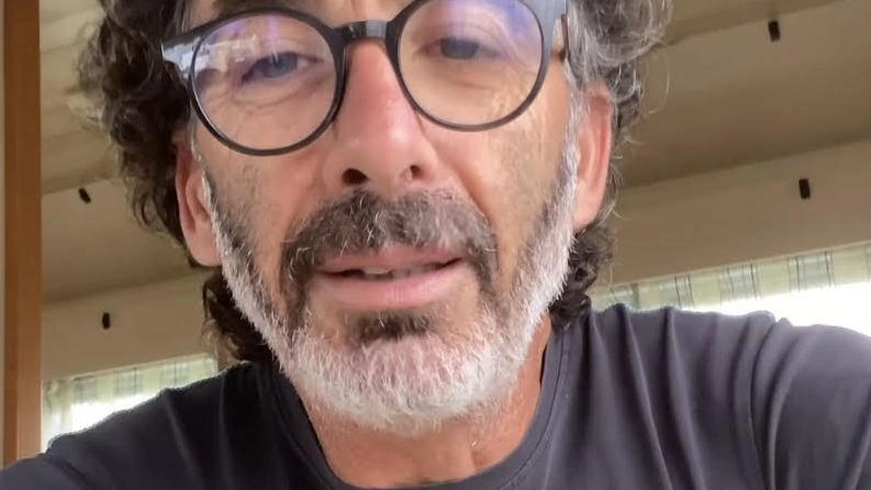 Il noto fotografo di eventi Maurizio Morescalchi ha promosso l’iniziativa «In viaggio con Mau» con cui ha deciso di girare l’Italia per ascoltare la gente Il noto fotografo di eventi Maurizio Morescalchi ha promosso l’iniziativa «In viaggio con Mau» con cui ha deciso di girare l’Italia per ascoltare la gente