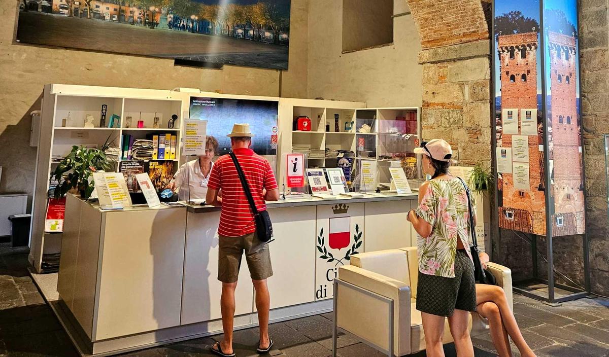 https://www.lanazione.it/image-service/view/acePublic/alias/contentid/MmQ2NzgwN2EtODhlMi00/0/turismo-boom-di-mezza-estate-nei-centri-accoglienza-turistica-4600-accessi-in-una-settimana.jpeg?f=1.91:1&w=1200