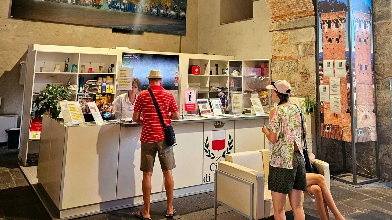 l punto accoglienza turistica di piazzale Verdi ha accolto 2877 turisti, contro i 2001 dello scorso anno l punto accoglienza turistica di piazzale Verdi ha accolto 2877 turisti, contro i 2001 dello scorso anno