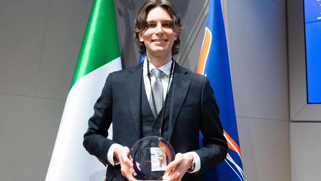 Lo studente pisano Samuele Bernardi, 25 anni, ha ricevuto il premio a Roma nel Palazzo Dante, sede degli 007 Lo studente pisano Samuele Bernardi, 25 anni, ha ricevuto il premio a Roma nel Palazzo Dante, sede degli 007