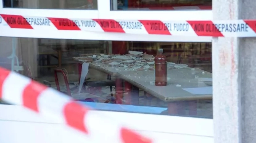 Crollo di intonaci in classe all’istituto Capellini Sauro della Spezia: evacuati gli studenti