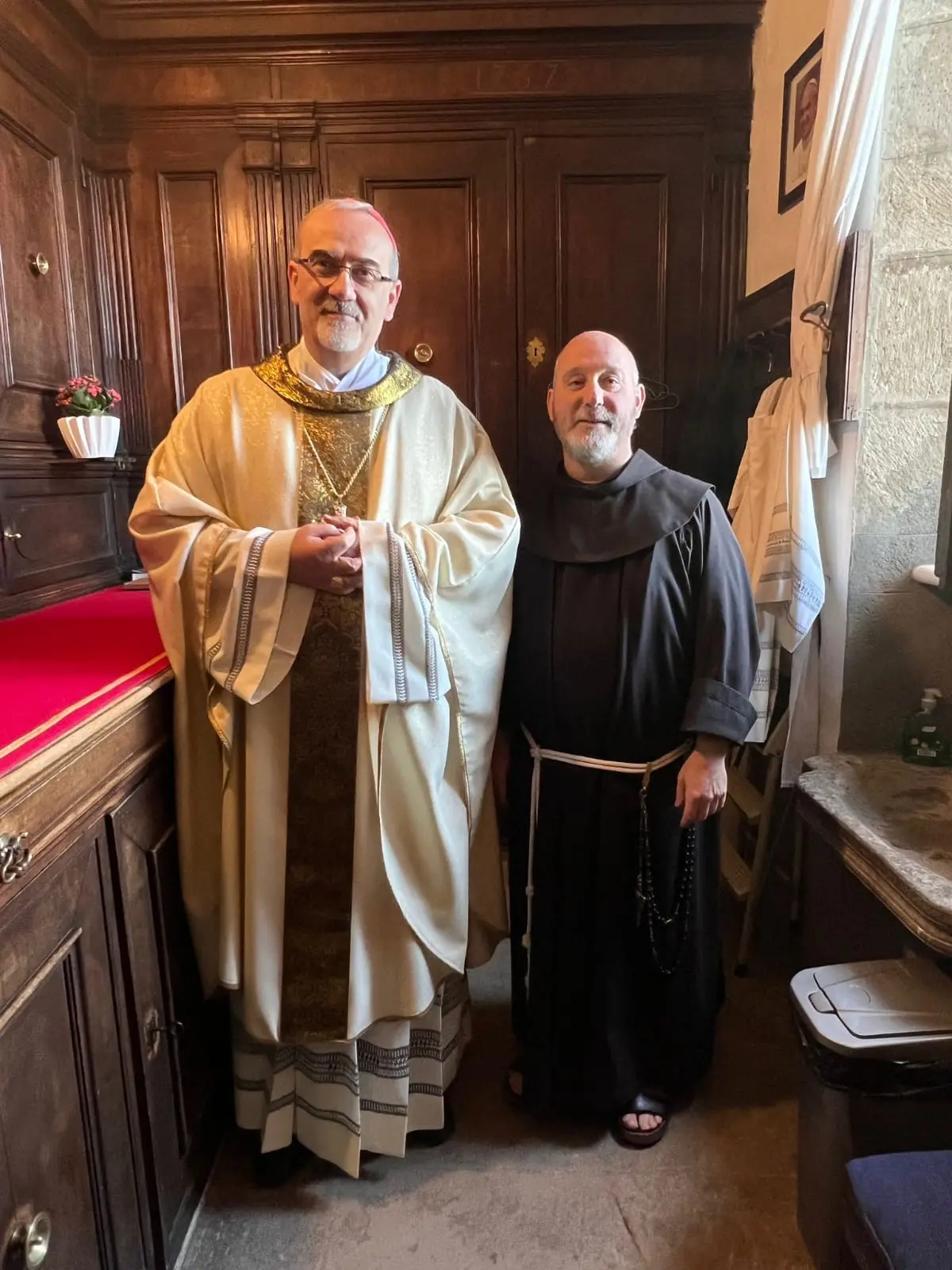 Conclave con vista sulla Verna. “Non tifiamo ma se fosse francescano...”. Pizzaballa ha qui il maestro di 104 anni