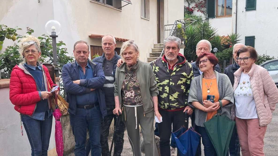 Il Comitato dei residenti interviene dopo la riunione con il vicario don d’Angelo. Attacchi al vescovo: "Mandare i migranti pochi km più in là non risolve nulla". Il Comitato dei residenti interviene dopo la riunione con il vicario don d’Angelo. Attacchi al vescovo: "Mandare i migranti pochi km più in là non risolve nulla".
