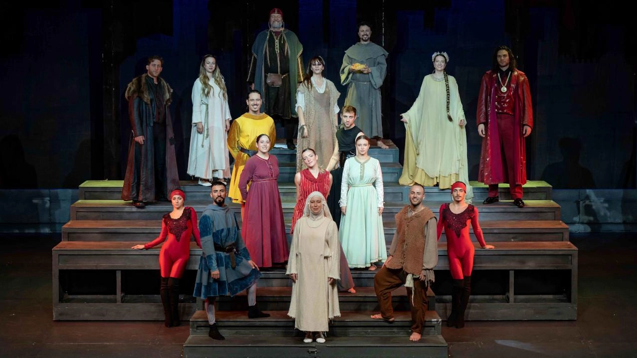 Il cast del musical ’. Forza venite gente’ in scena domani al Teatro Cartiere Carrara Il cast del musical ’. Forza venite gente’ in scena domani al Teatro Cartiere Carrara