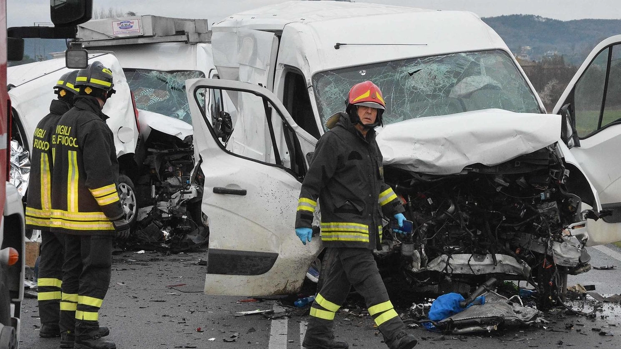 Ci sono due indagati per la morte di Daniel Canu, il 57enne vittima dell’incidente mortale di sabatoscorso sul raccordo. Sono... Ci sono due indagati per la morte di Daniel Canu, il 57enne vittima dell’incidente mortale di sabatoscorso sul raccordo. Sono...