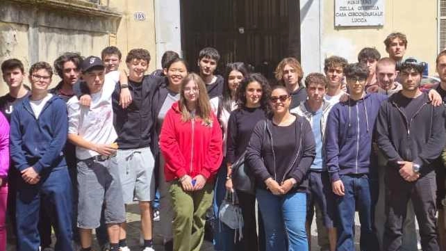 Gli studenti. del « Barsanti e Matteucci» davanti alla. casa circondariale di Lucca Gli studenti. del « Barsanti e Matteucci» davanti alla. casa circondariale di Lucca