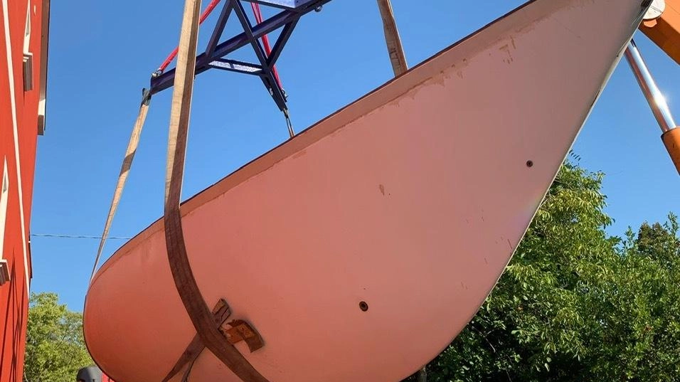 L’imbarcazione donata da Nicoletta Cenderelli all’omonima cooperativa sociale. Dopo i lavori avvicinerà al mare e alla vela i giovani con disagi e disabilità. L’imbarcazione donata da Nicoletta Cenderelli all’omonima cooperativa sociale. Dopo i lavori avvicinerà al mare e alla vela i giovani con disagi e disabilità.