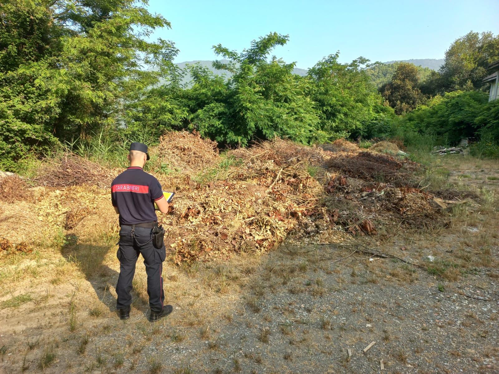abbandona piastrelle e sanitari in un terreno incastrato dalle fototrappole