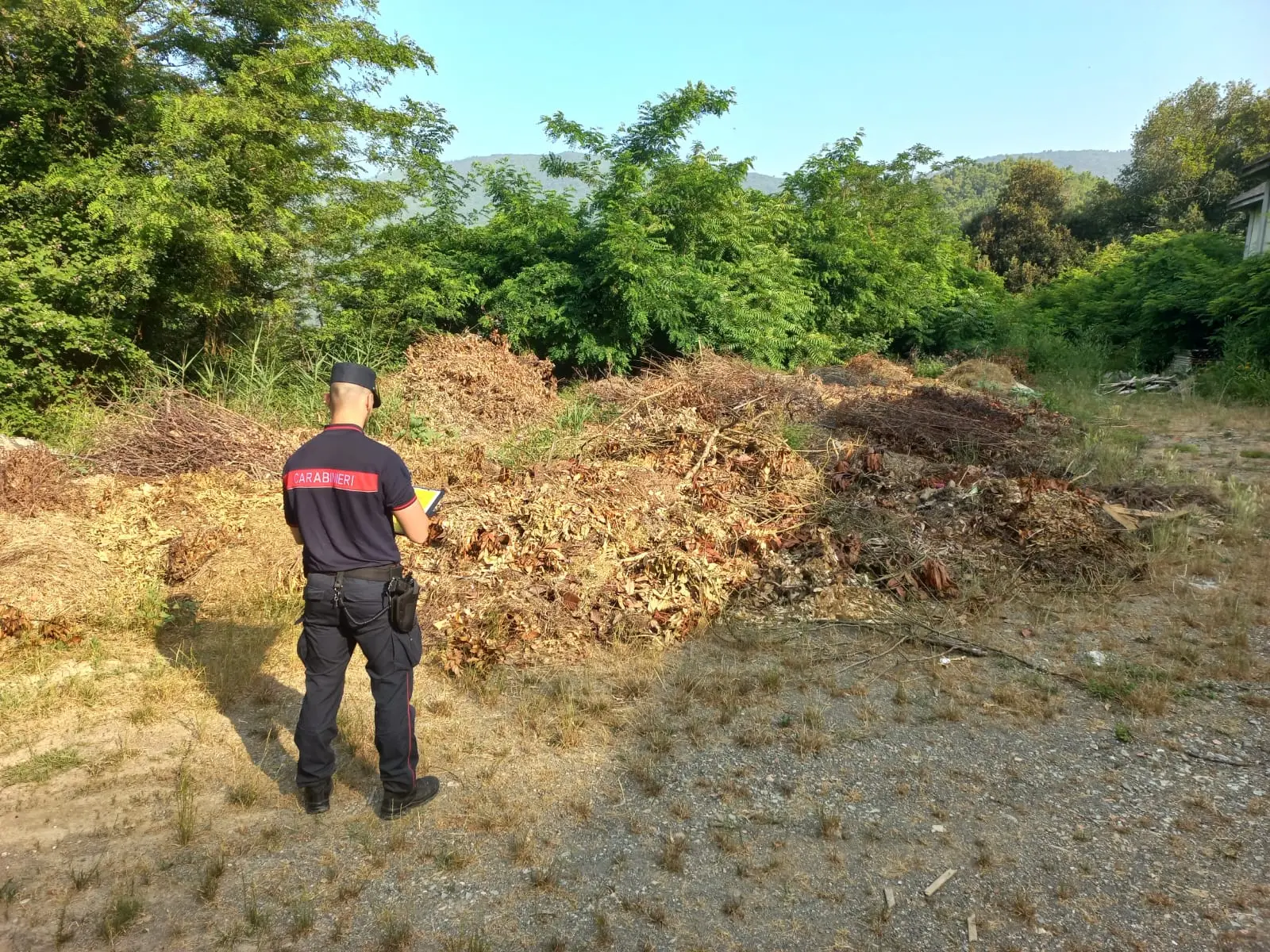 Abbandona piastrelle e sanitari in un terreno, incastrato dalle fototrappole