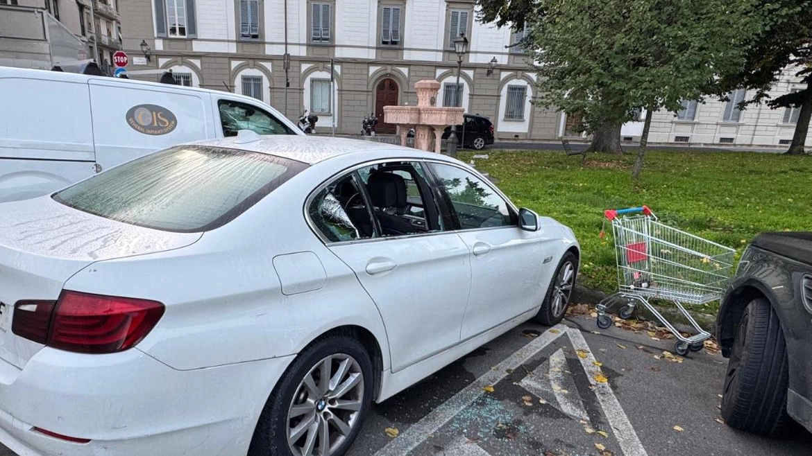 Una delle auto depredate - Per concessione pagina Fb Spaccate piazza Vittorio Veneto Una delle auto depredate - Per concessione pagina Fb Spaccate piazza Vittorio Veneto