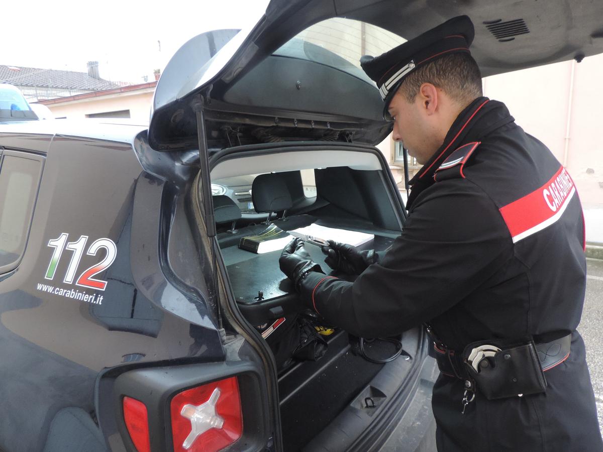aggredisce il gemello con una mannaia la vittima finisce all ospedale